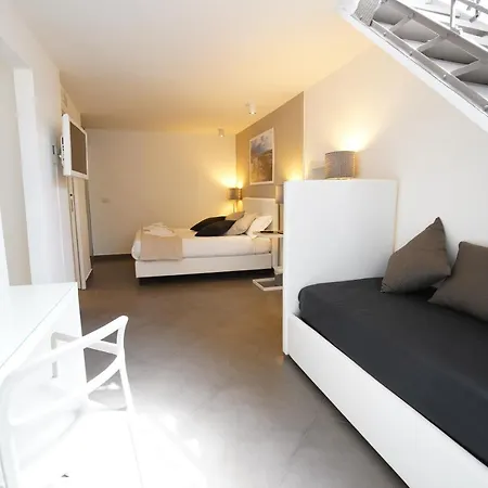 Le Stanze Di Piazza Cairoli 4*