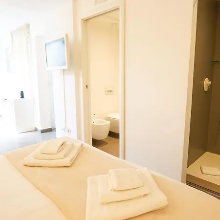Le Stanze Di Piazza Cairoli Penzion 4*